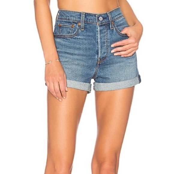 Levi Relaxed Fit Rolled Cuff Blue Denim Shorts EUC sz 7 - Picture 2 of 10